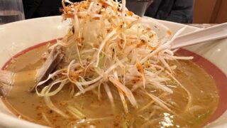 飲んだ後は、ラーメンと、再びの日本酒
