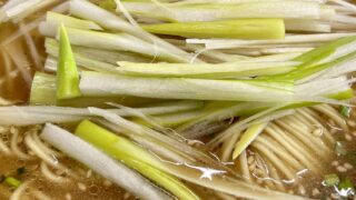 ネギチャーシュー、大盛り、ご飯付き。