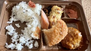 食べてる途中で撮影、汚ね（笑）パンも食ったぞ．