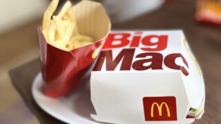 昼ごはんはマックデリバリー、妻に。