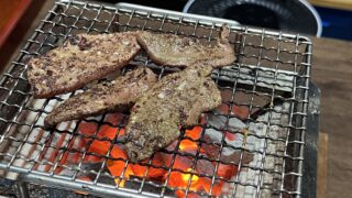 平日も炭火にあやかり、レバーも焼いてみた。