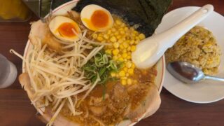 魁力屋　みそ全部のせ大盛り、コーントッピング、焼き飯定食。