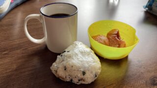 朝おにぎりと桃