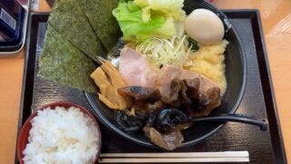 いつもの店で、いつものものを食らう。