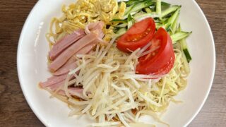 冷やし中華と胡麻煎餅とサラミとソーセージ。