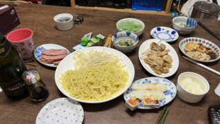 たまにはつけ麺も。コンテナ弁当びっくり！