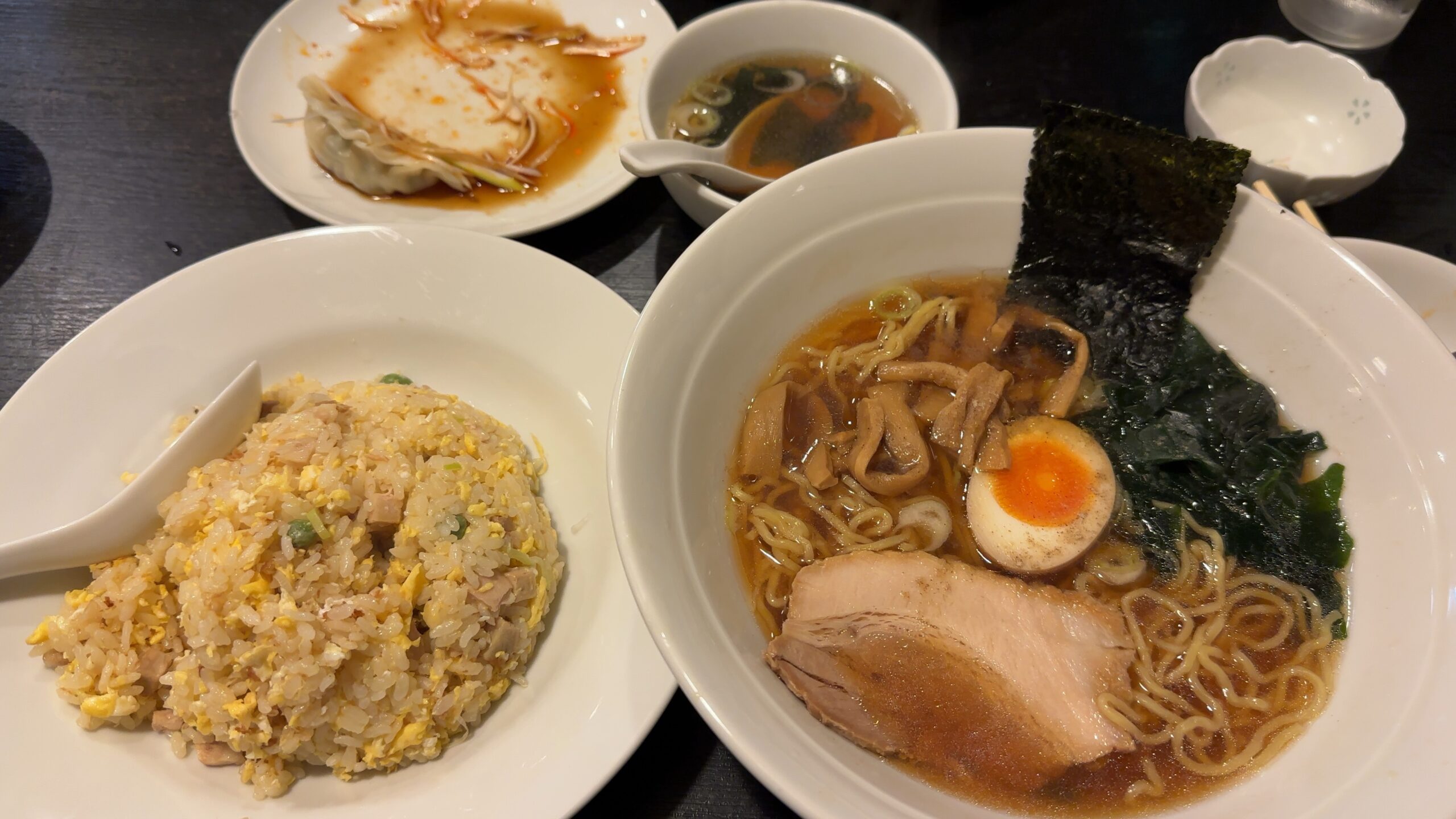 ラーメン炒飯旨し、水餃子も。
